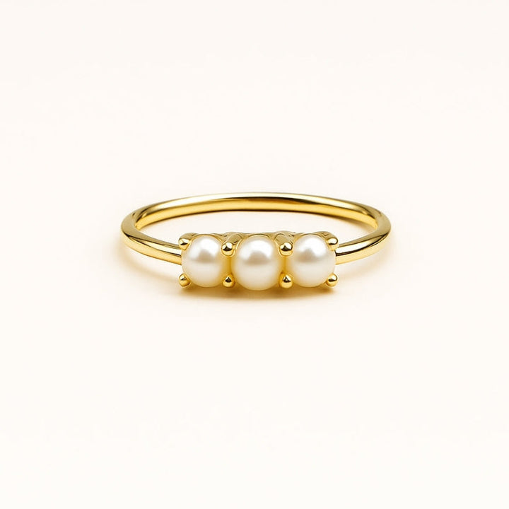 Bague en or ornée de trois perles