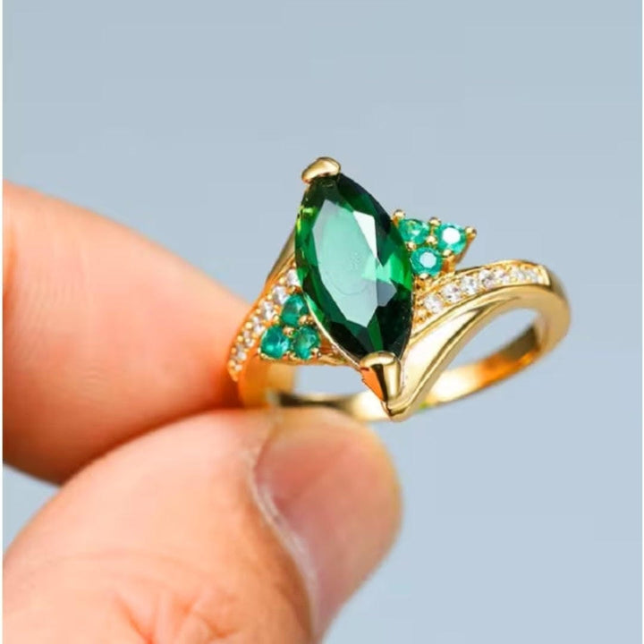Bague Couronne Émeraude en Taille Marquise