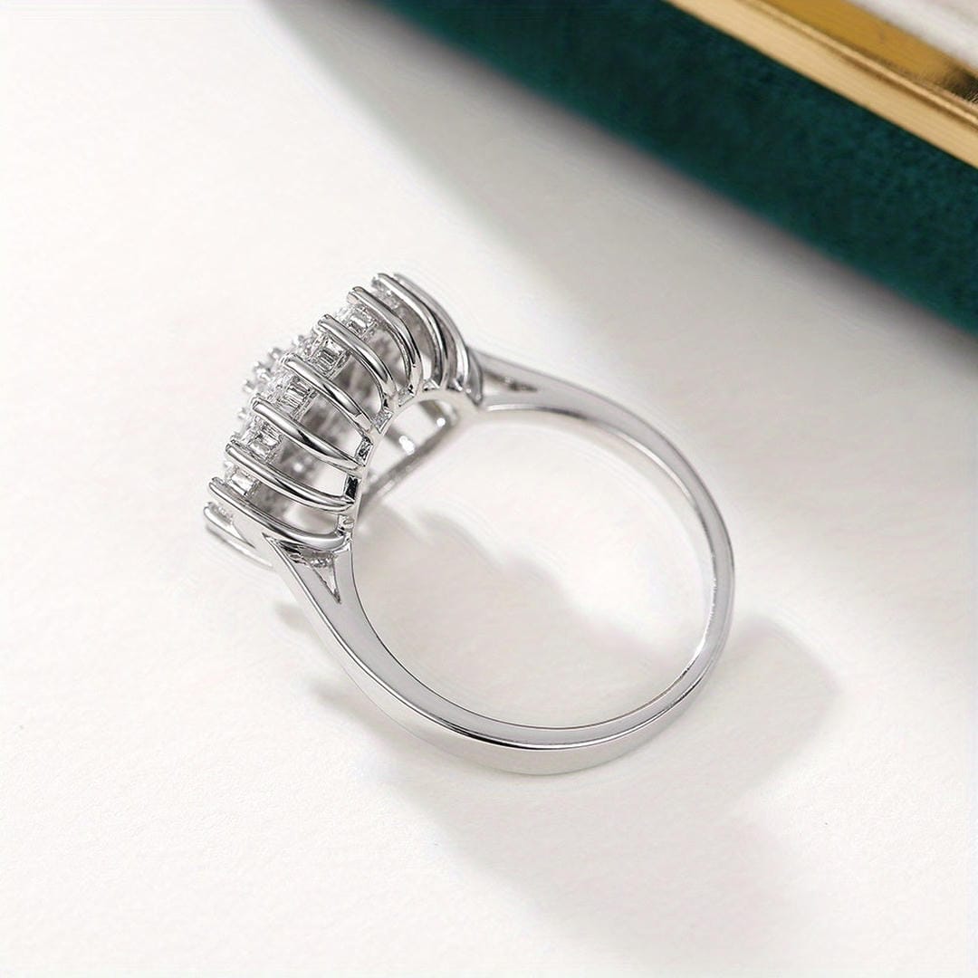 Bague de déclaration en halo de cristaux en grappes