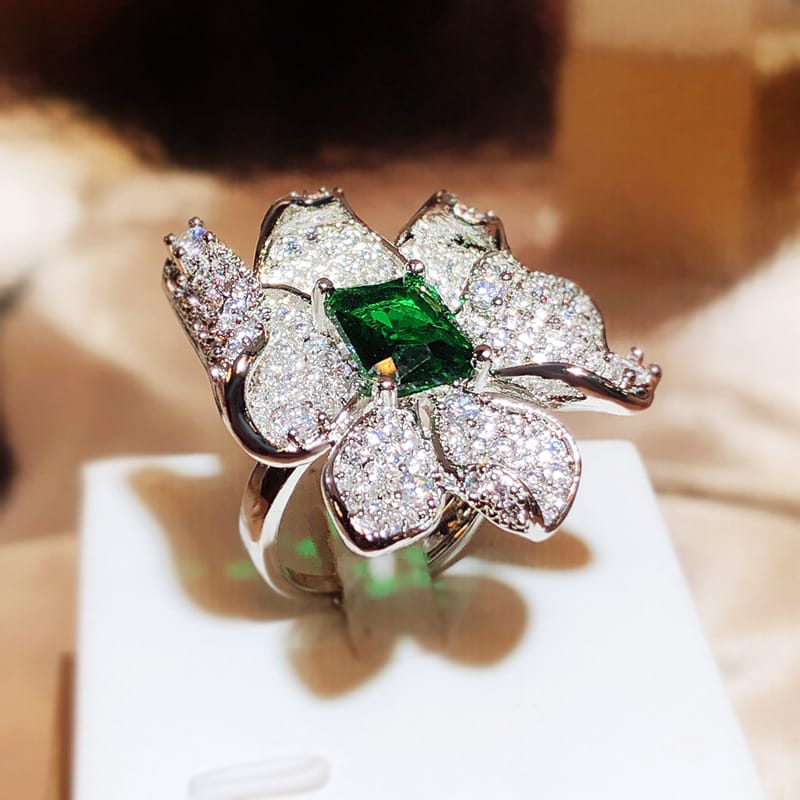 Bague Charme Émeraude en Forme de Fleur