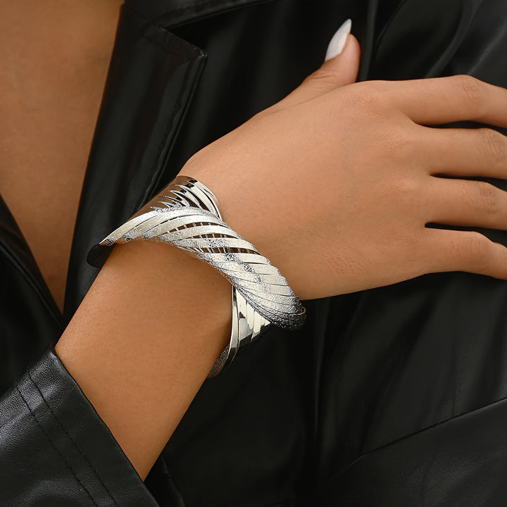 Bracelet Jonc Mat en Or Blanc avec Ligne Tordue Audacieuse