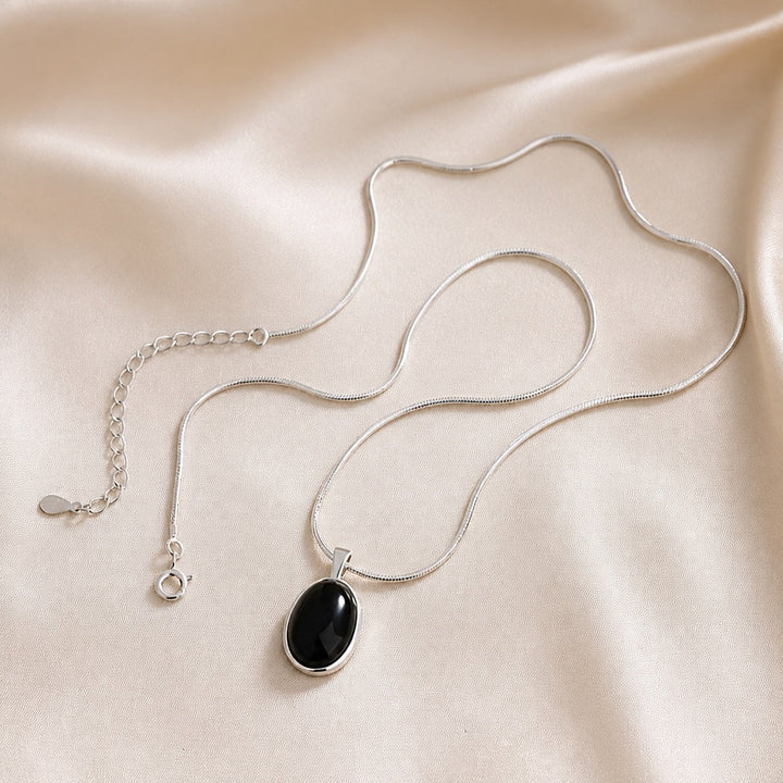 Collier Élégant en Or Blanc avec Pendentif Ovale Noir