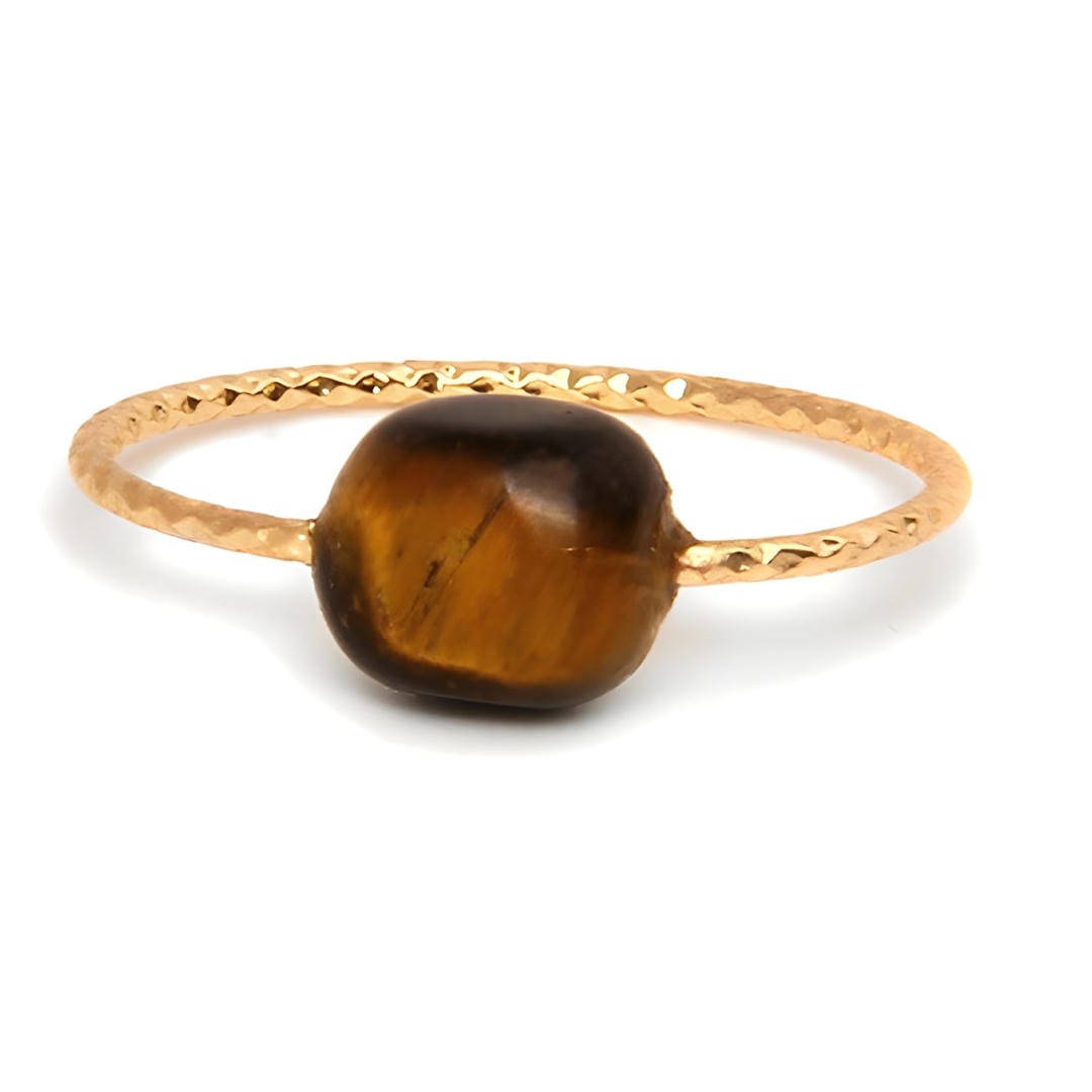 Bague délicate ornée de pierres colorées