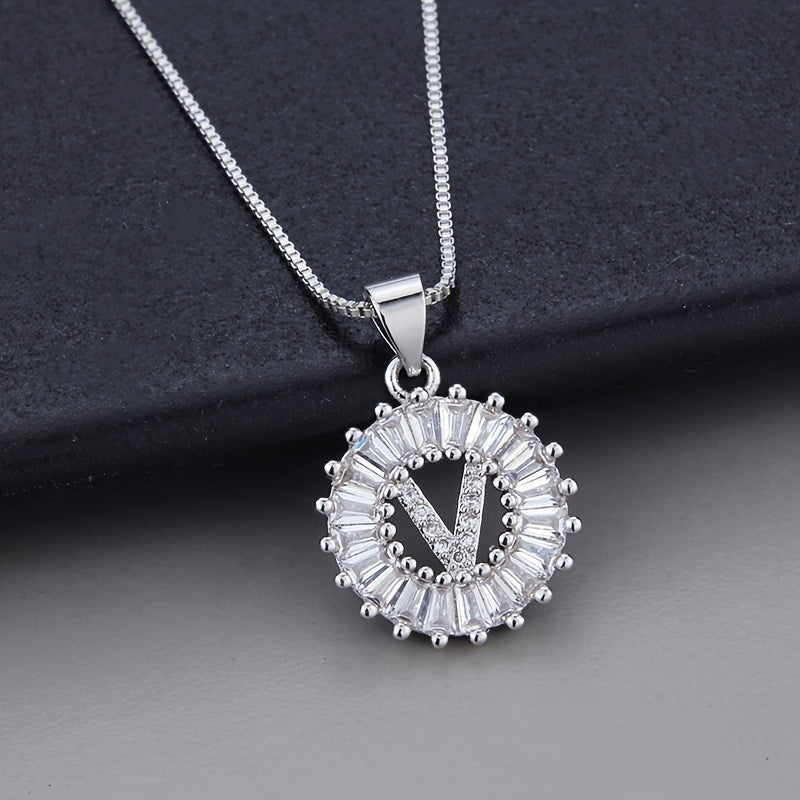Collier en zirconium avec lettre initiale en or blanc