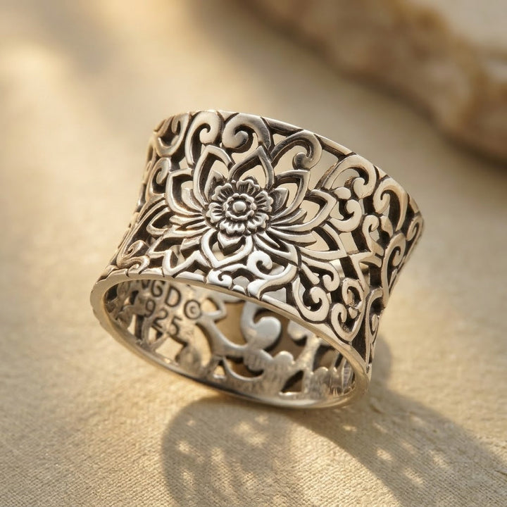 Bague en argent ornée de filigrane