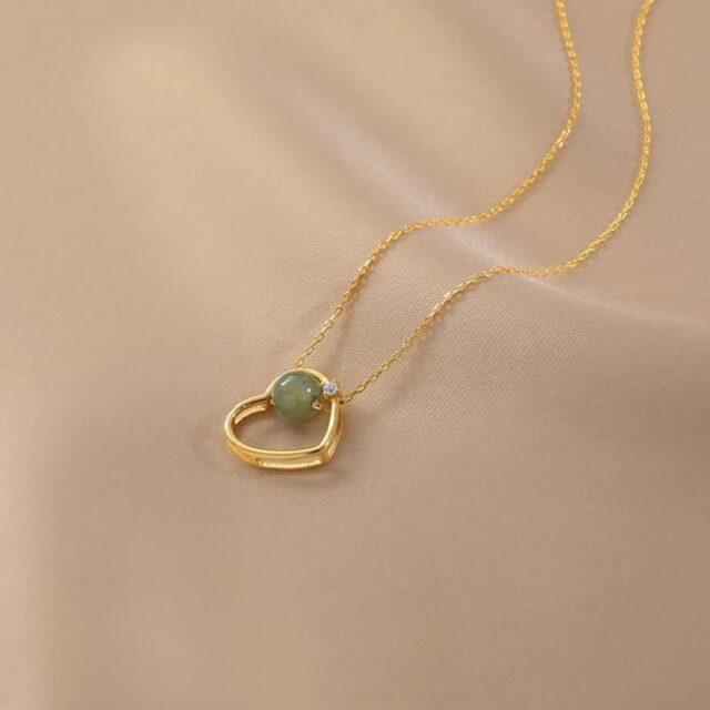 Collier en jade avec pendentif en cœur doré
