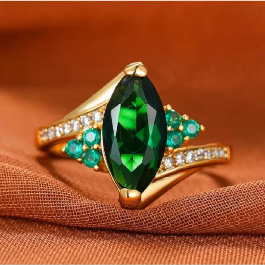 Bague Couronne Émeraude en Taille Marquise