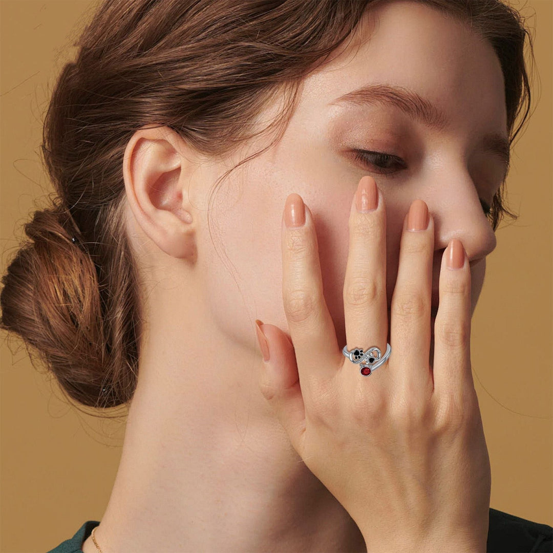Bague Ajustable avec Empreinte de Patte Noire et Pierre Précieuse Rouge