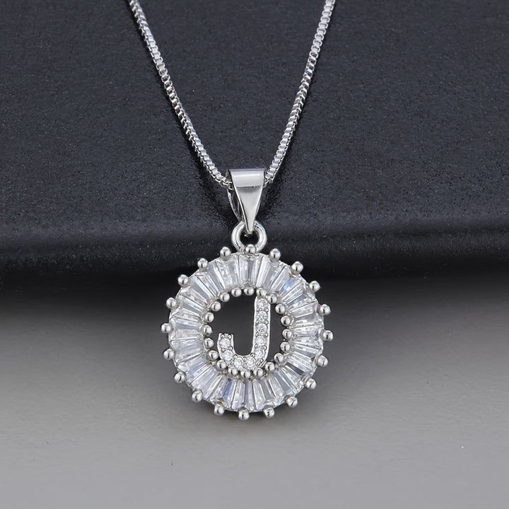 Collier en zirconium avec lettre initiale en or blanc