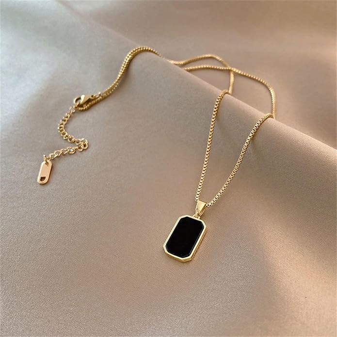 Collier en or avec onyx en forme de clavicule