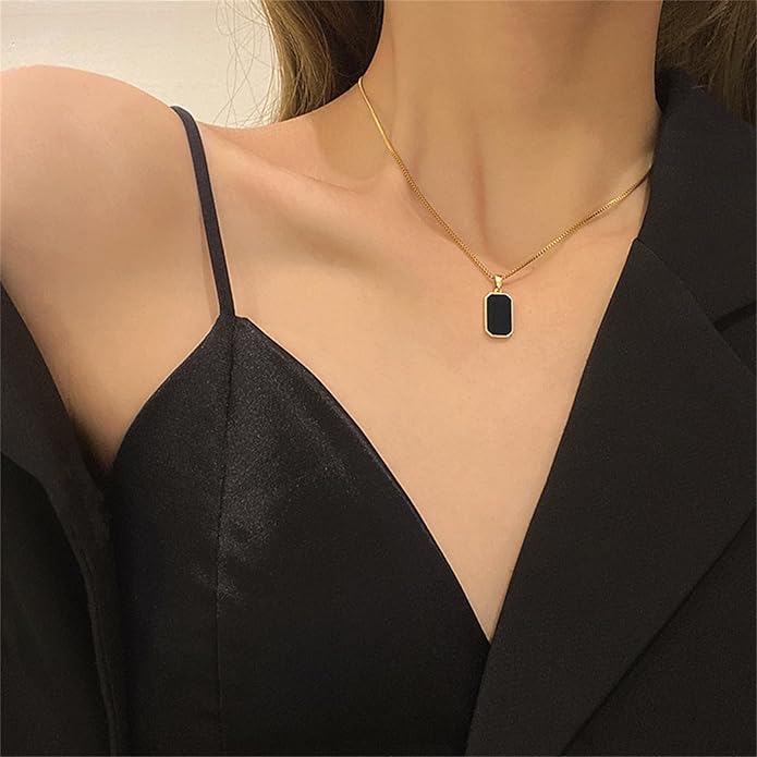 Collier en or avec onyx en forme de clavicule