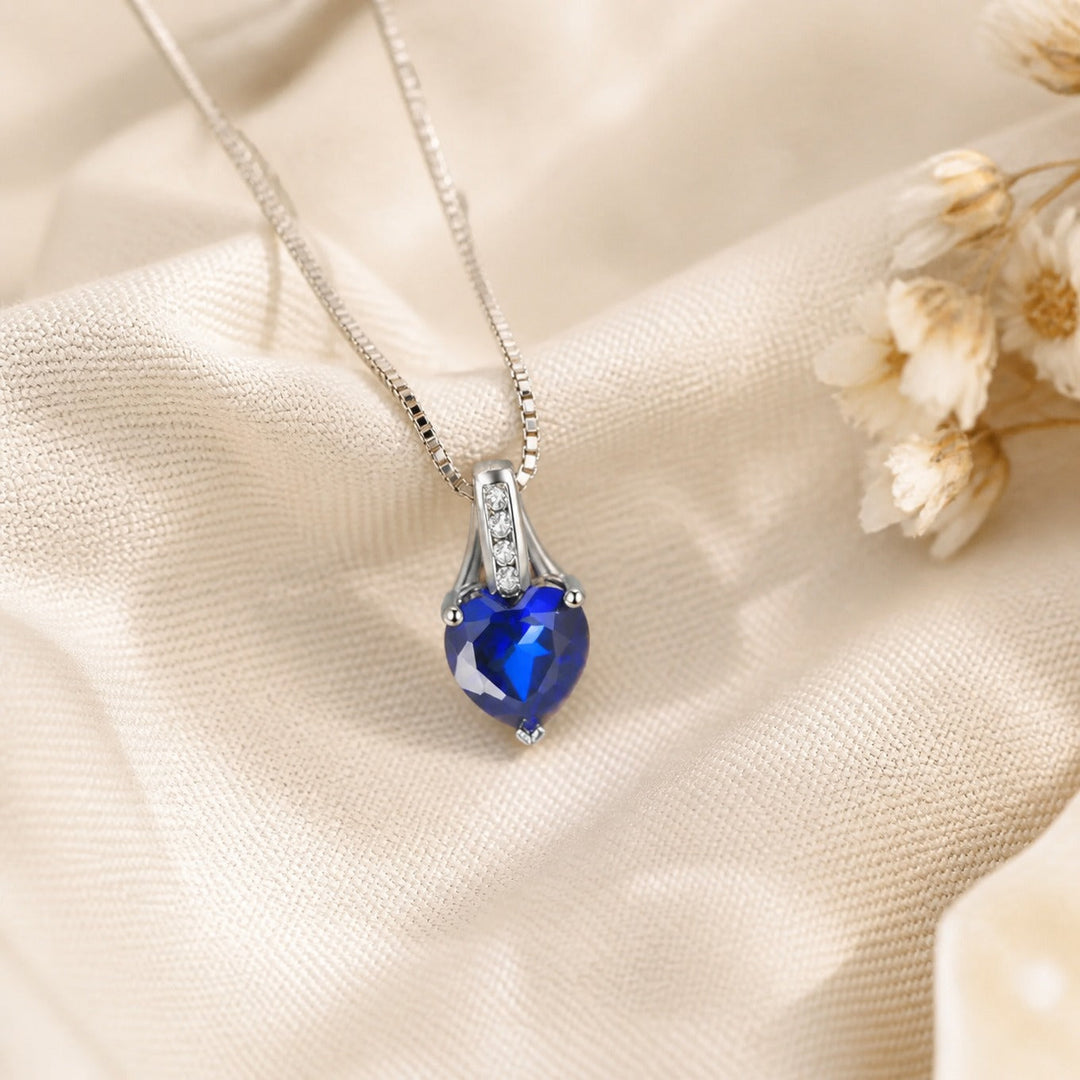 Collier en Or Blanc avec Saphir en Forme de Cœur