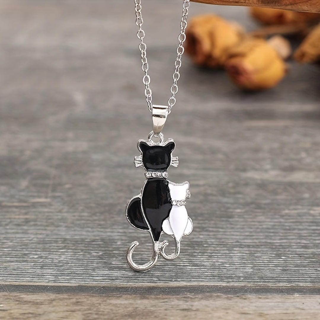 Pendentif Collier Duo de Chats Noir et Blanc