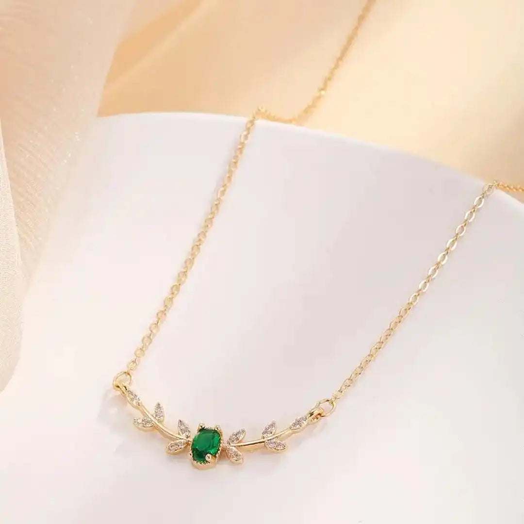 Pendentif Classique en Émeraude Marquise en Forme de Feuille