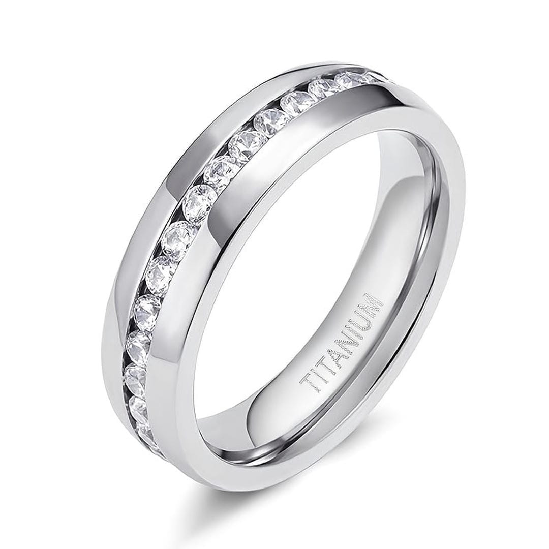 Bague en titane ornée de cristaux blancs élégants