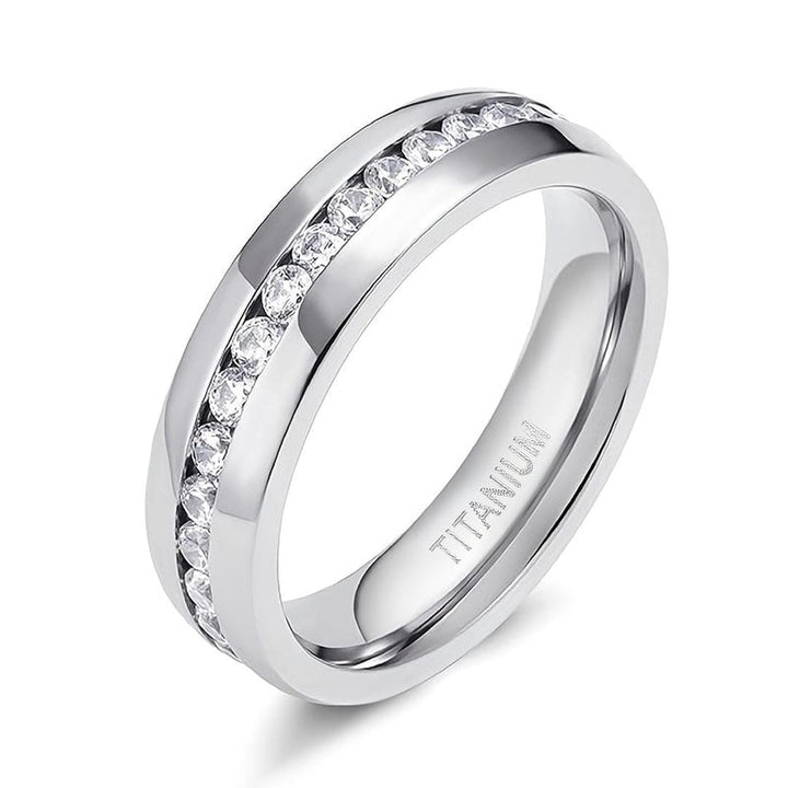 Bague en titane ornée de cristaux blancs élégants