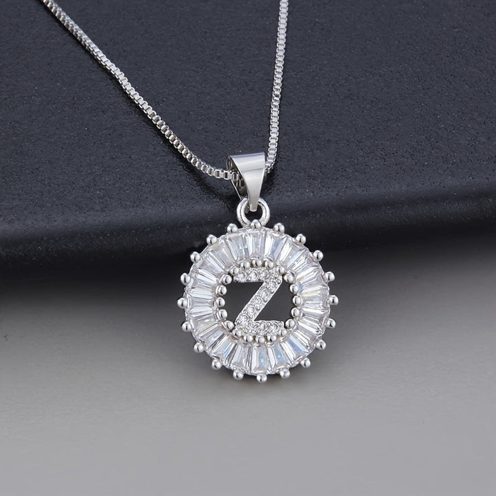 Collier en zirconium avec lettre initiale en or blanc