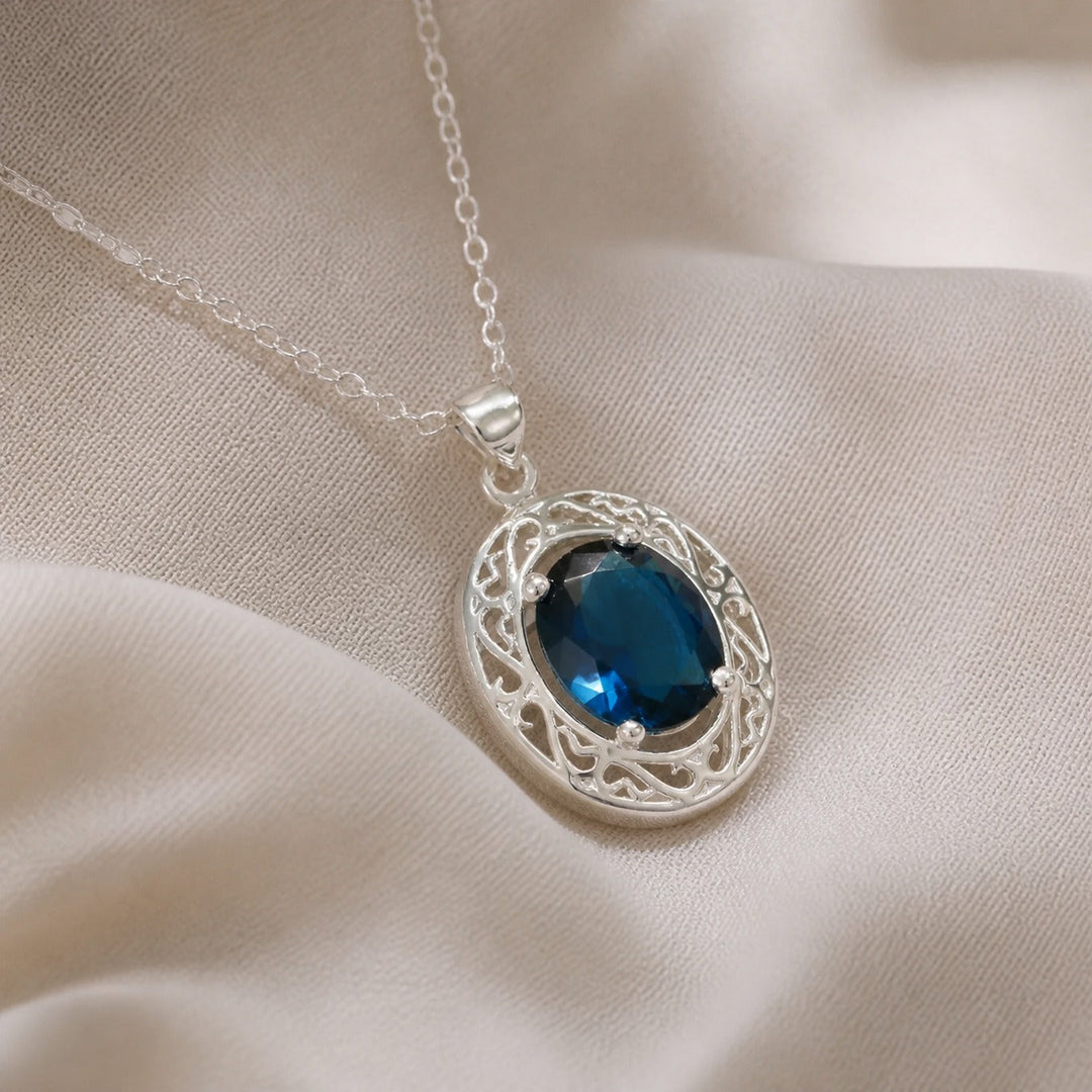 Collier en or blanc avec saphir éclatant