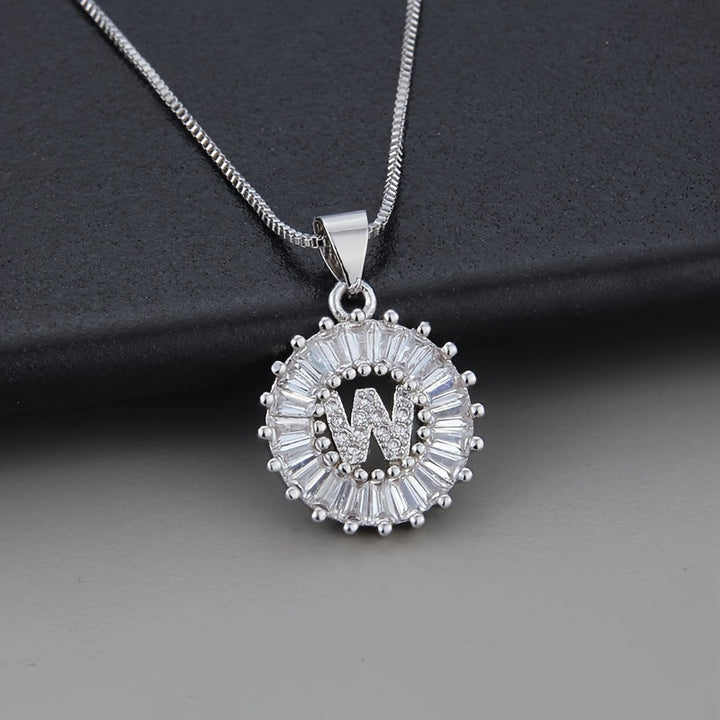 Collier en zirconium avec lettre initiale en or blanc