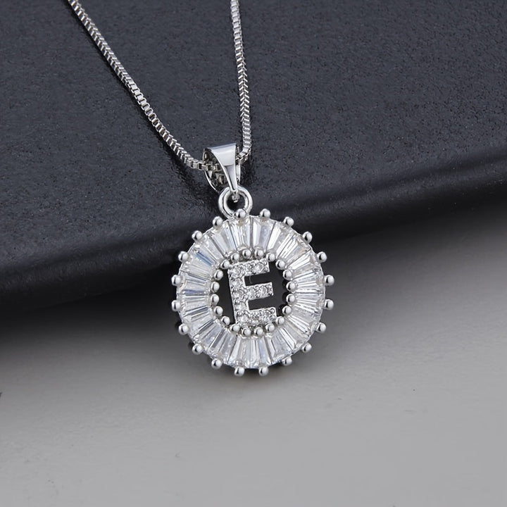 Collier en zirconium avec lettre initiale en or blanc