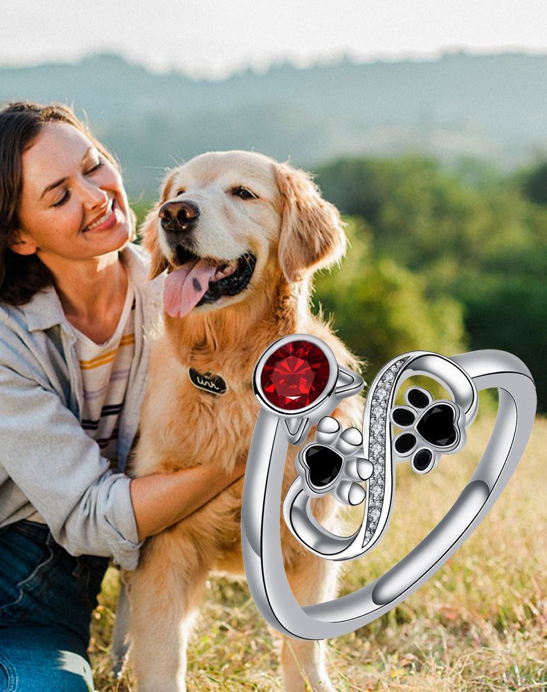 Bague Ajustable avec Empreinte de Patte Noire et Pierre Précieuse Rouge
