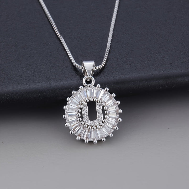 Collier en zirconium avec lettre initiale en or blanc