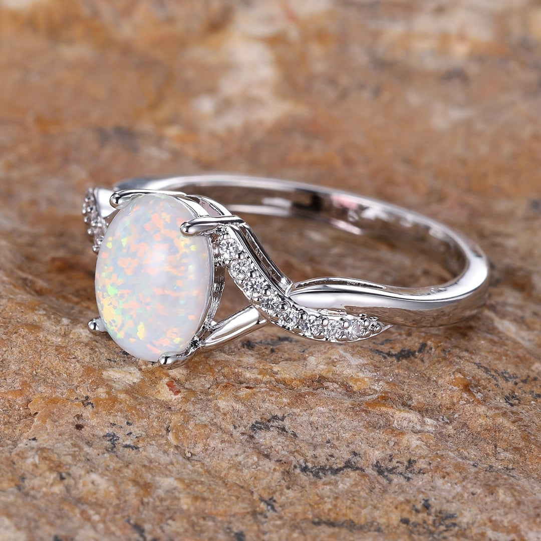 Bague en or 8,5 carats avec opale ovale torsadée