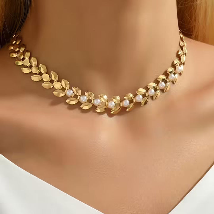 Collier en perles avec lien en forme de feuille