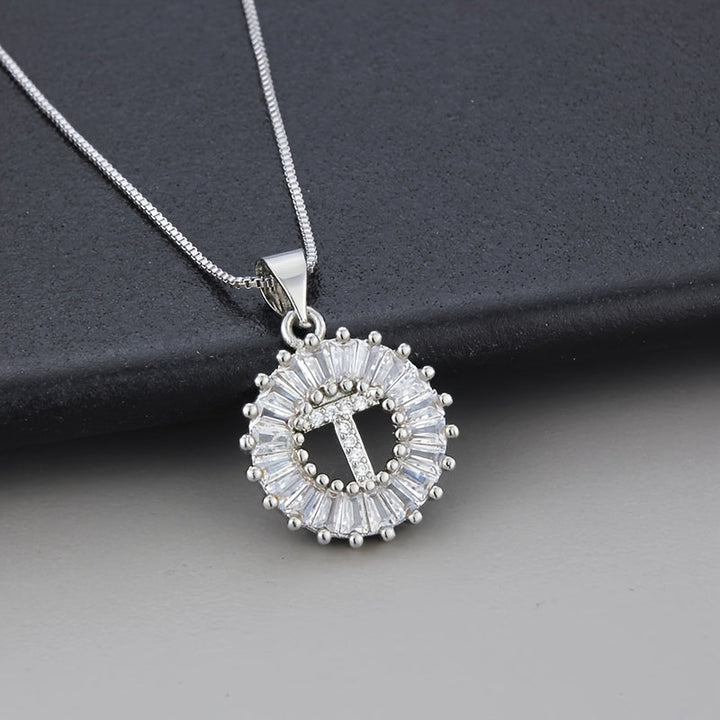 Collier en zirconium avec lettre initiale en or blanc