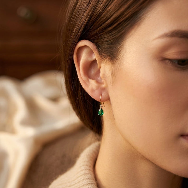 Drop earrings in gold and emerald in the shape of a droplet