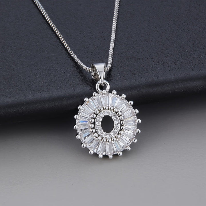 Collier en zirconium avec lettre initiale en or blanc