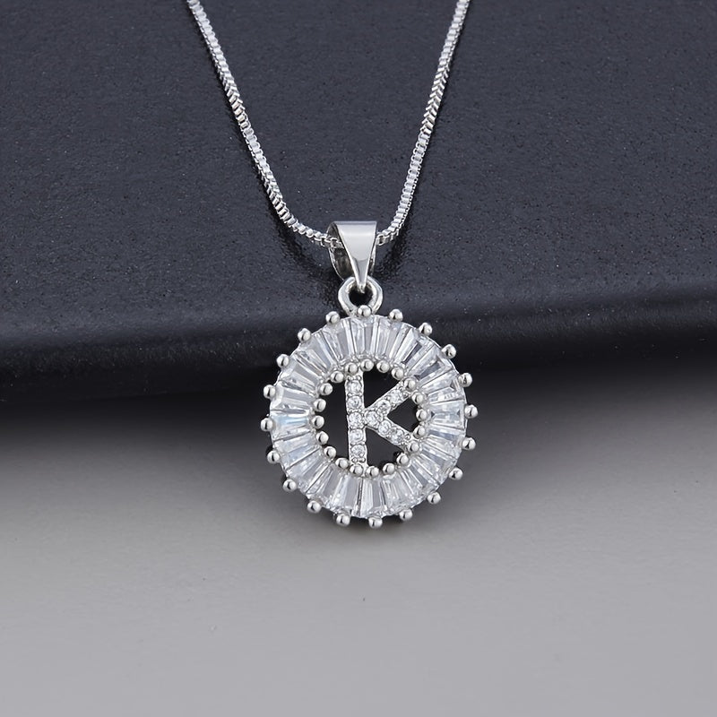 Collier en zirconium avec lettre initiale en or blanc