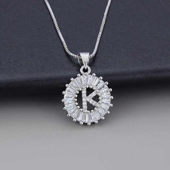 Collier en zirconium avec lettre initiale en or blanc
