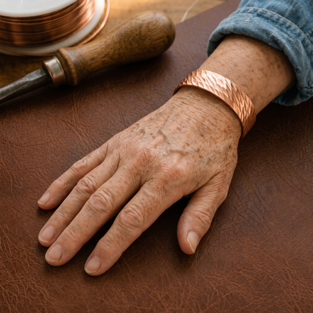 Bracelet en cuivre à facettes