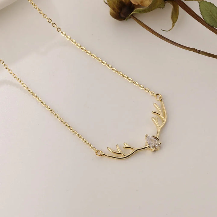 Collier en Bois de Cerf avec Pendentif Cœur Élégant