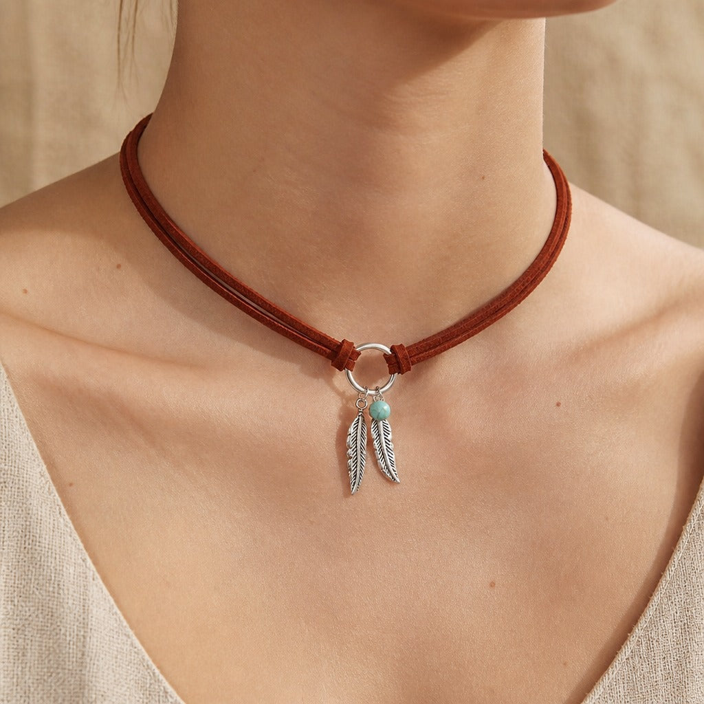 Collier choker avec pendentif en plume et perles