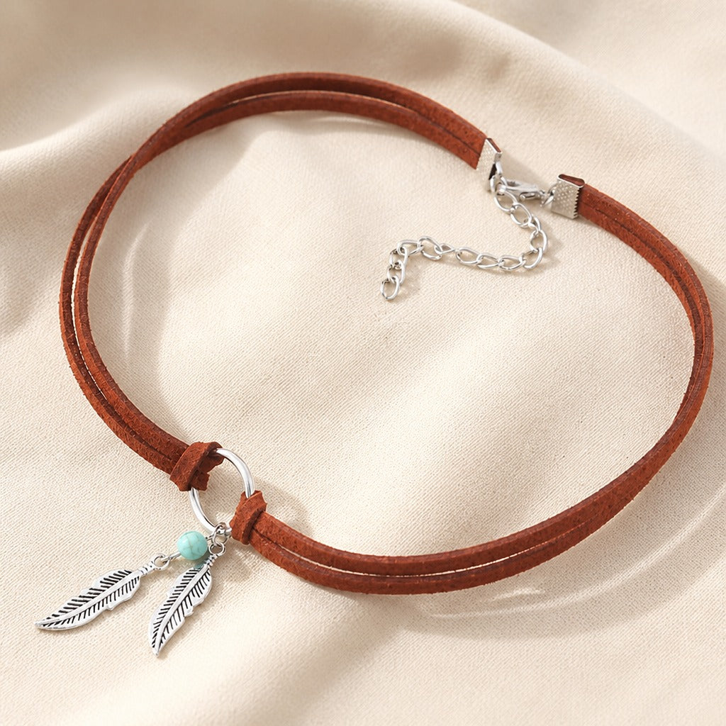 Collier choker avec pendentif en plume et perles