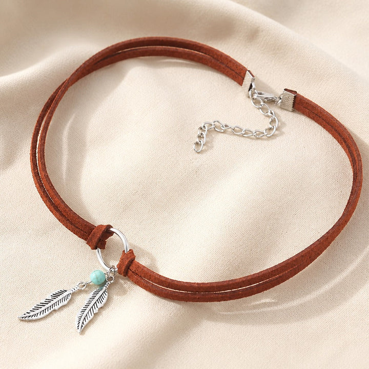 Collier choker avec pendentif en plume et perles