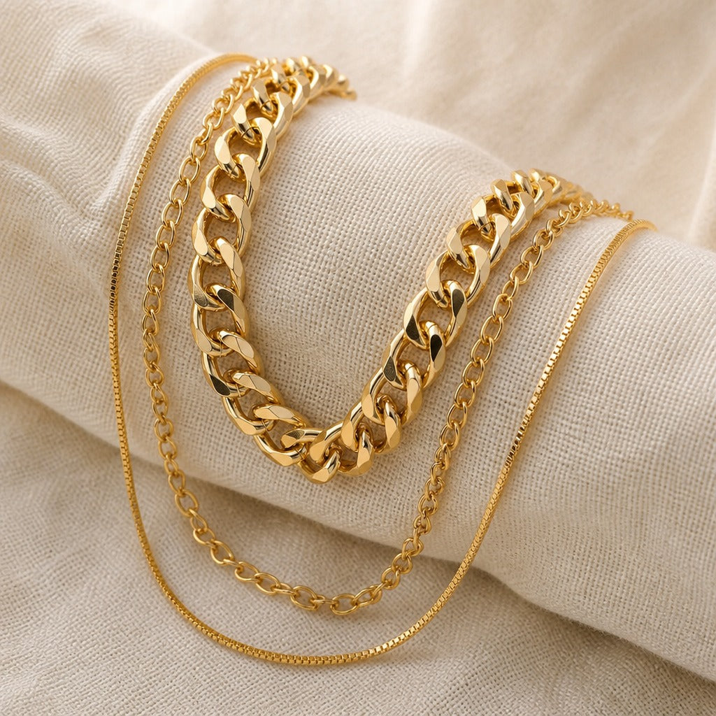 Collier intemporel en or superposé