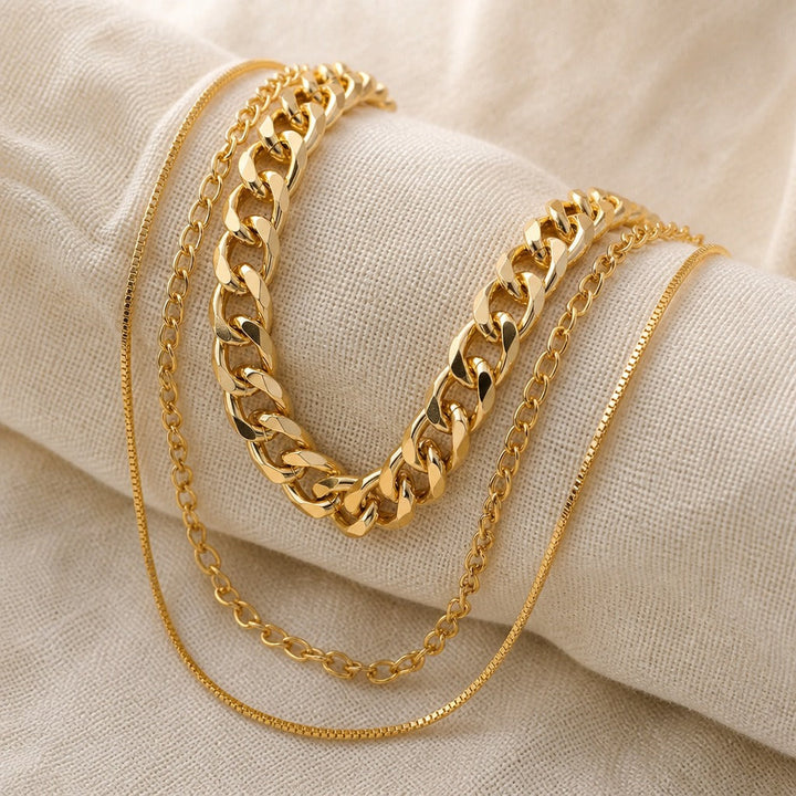 Collier intemporel en or superposé