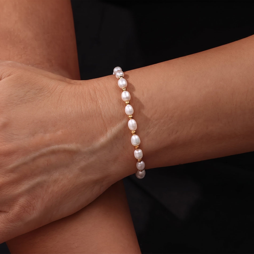 Elegant Pearl and Gold Bracelet