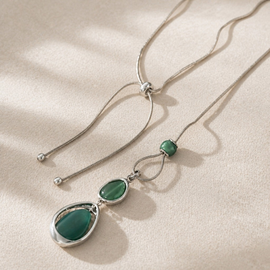 Collier en argent avec pendentif en pierre géométrique