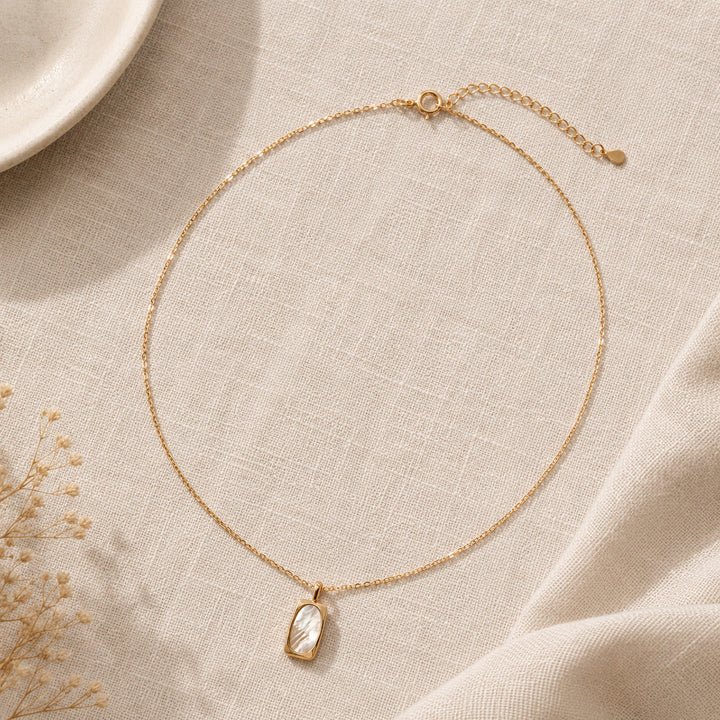 Collier en perles dorées avec pendentif en opale