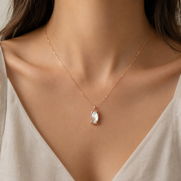 Collier en perles dorées avec pendentif en opale