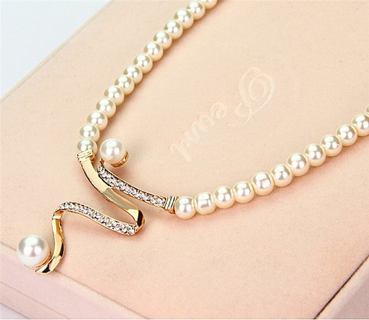 Pernille Natural Pearl Necklace and Earring Set