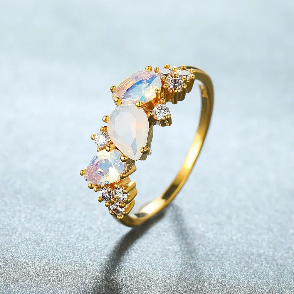 Bague Élégante en Pierre de Lune Dorée à Motif Cluster