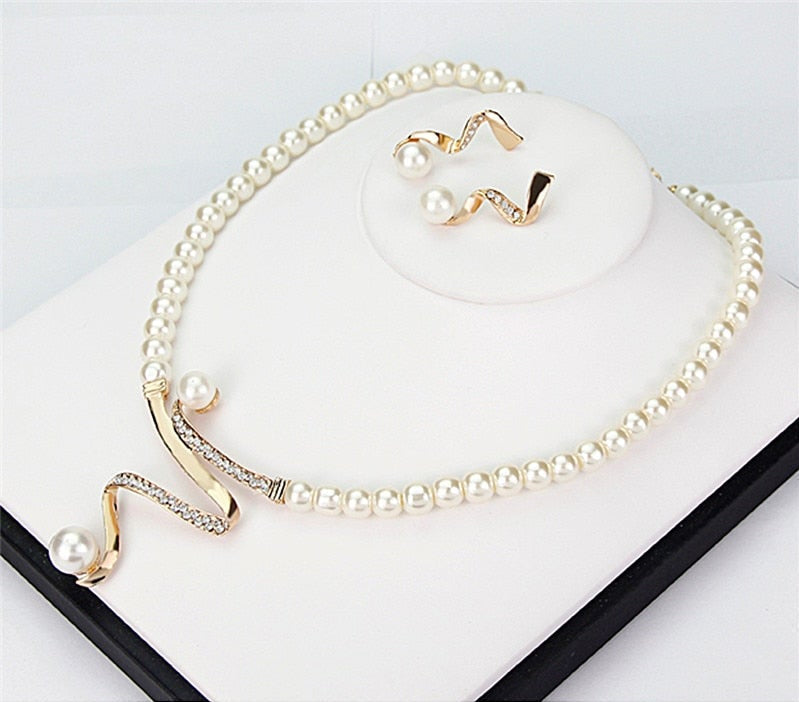 Pernille Natural Pearl Necklace and Earring Set
