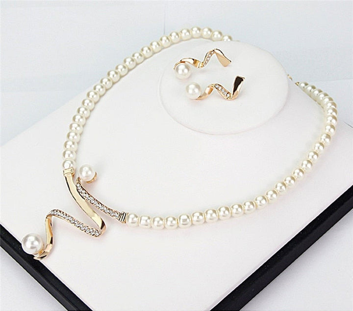 Pernille Natural Pearl Necklace and Earring Set