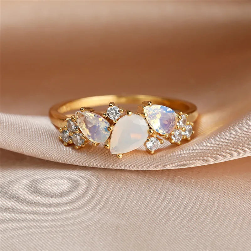 Bague Élégante en Pierre de Lune Dorée à Motif Cluster