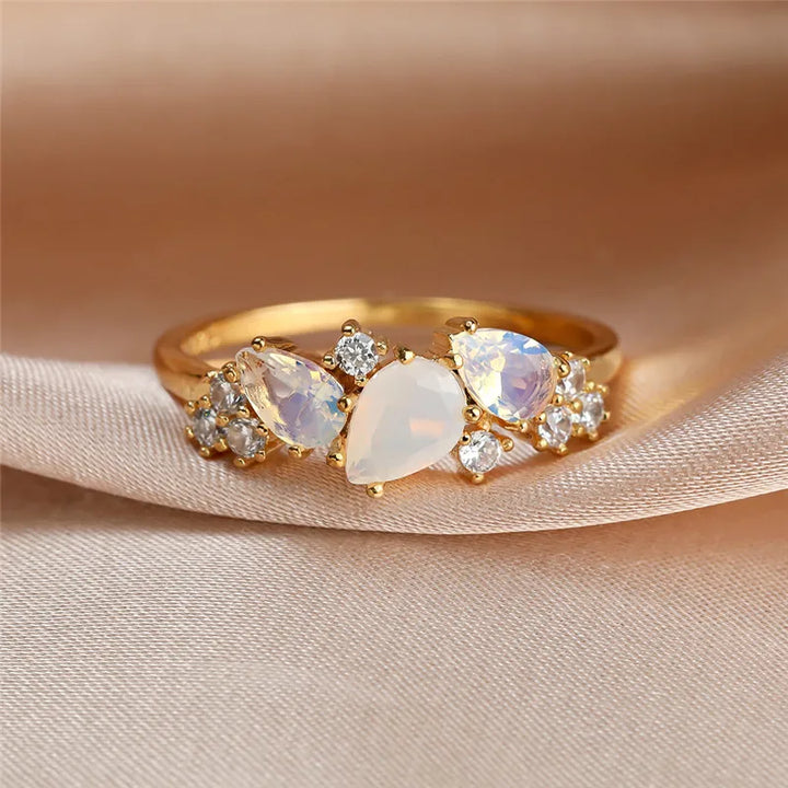 Bague Élégante en Pierre de Lune Dorée à Motif Cluster